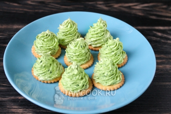 Выложить творожную массу на крекер