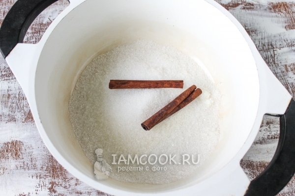 Положить сахар и корицу в кастрюлю