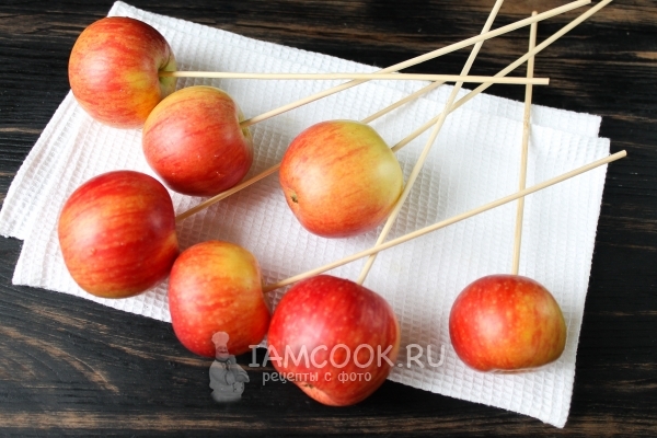 Проткнуть яблоки шпажкой