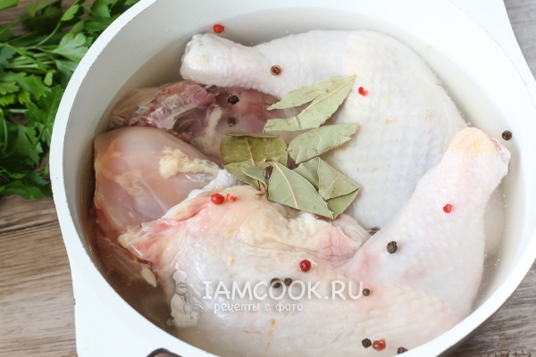 Положить в воду курицу и специи