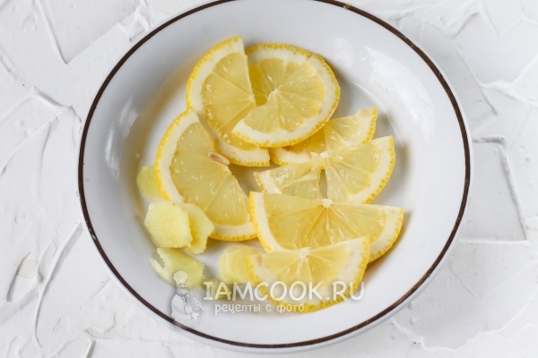 Порезать лимон и имбирь
