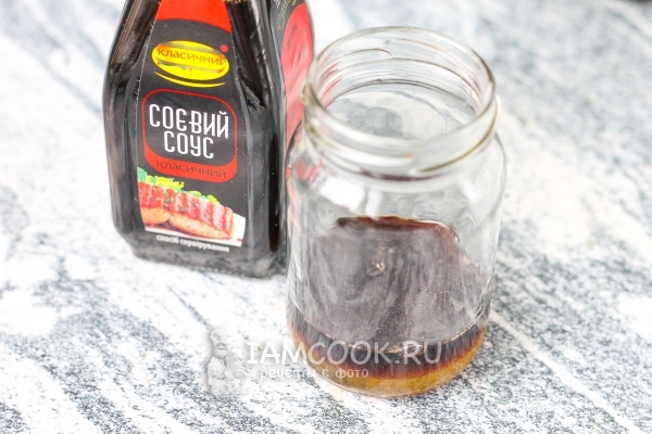 Соединить мед и соевый соус