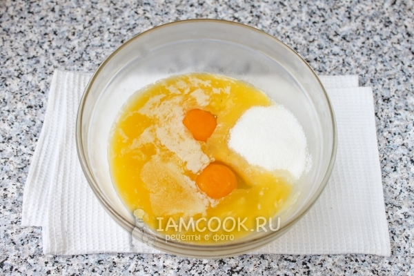Соединить масло, яйца и сахар