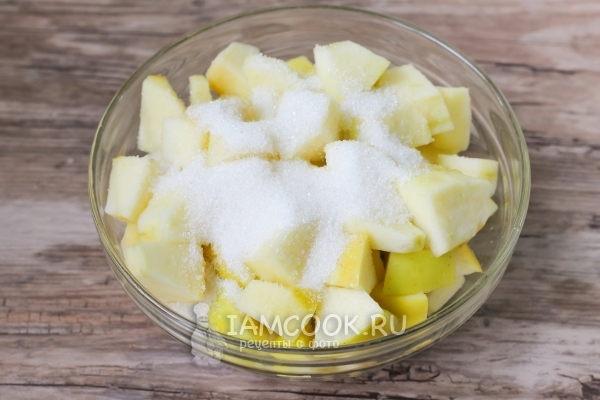 Посыпать яблоки сахаром