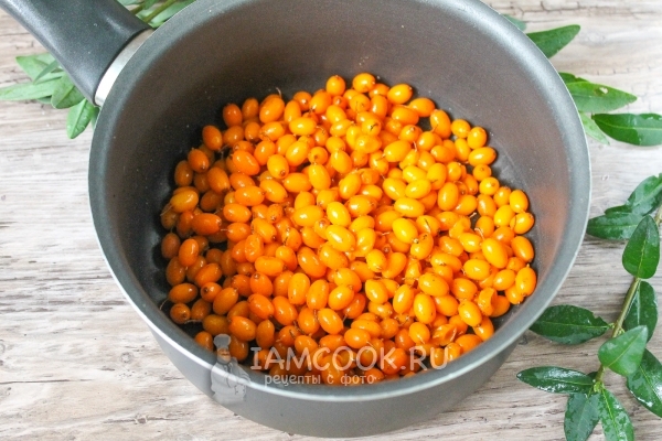 Положить облепиху в кастрюлю