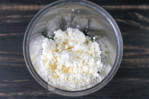 Добавить творог и майонез
