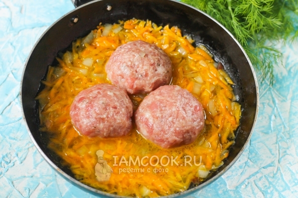 Положить тефтели к овощам