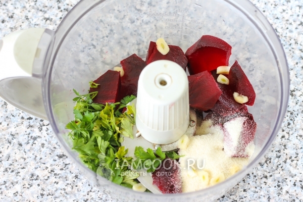 Соединить в блендере свеклу, манку, зелень и чеснок