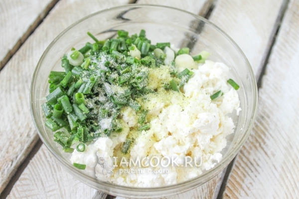 Положить в творог соль и лук