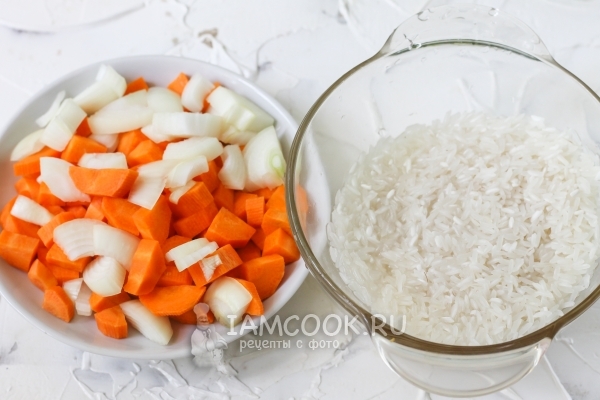 Порезать лук и морковь