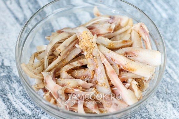 Добавить приправы, сок лимона и соевый соус