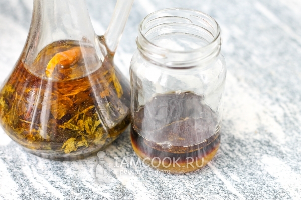 Влить масло