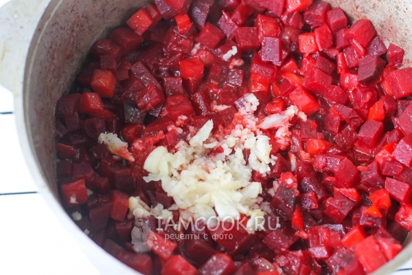 Добавить чеснок и горячую воду