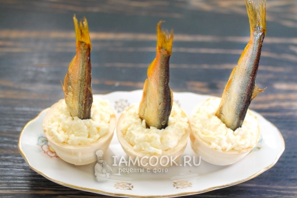 Вставить рыбку в яичную массу