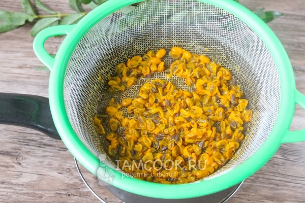 Протереть облепиху через сито