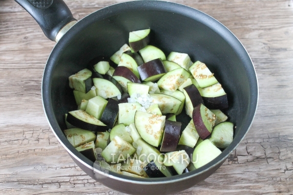 Положить в казан баклажаны и соль