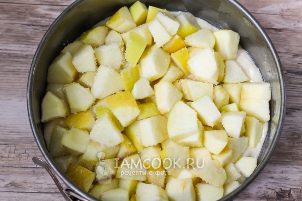 Положить яблоки на тесто