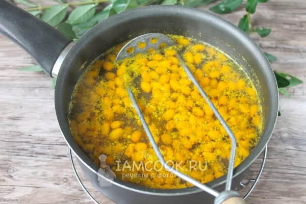 Размять облепиху толкушкой