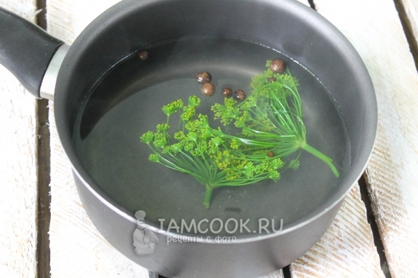 Положить укроп и перец