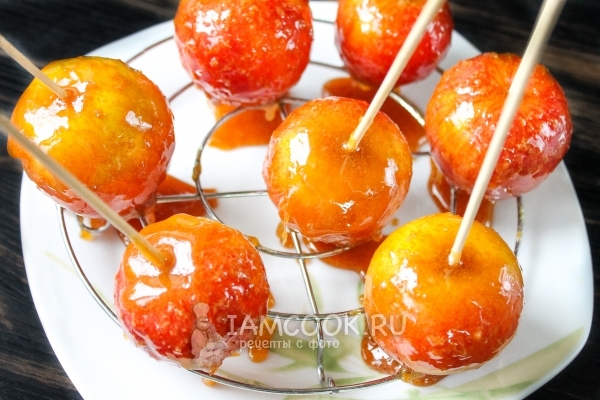 Полить яблоки карамелью