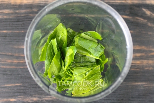 Положить в блендер шпинат