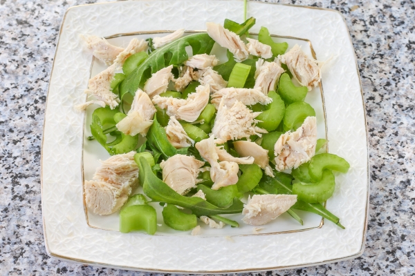 Положить куриное филе