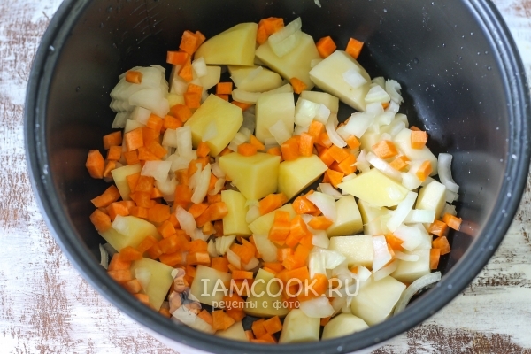 Положить овощи в мультиварку