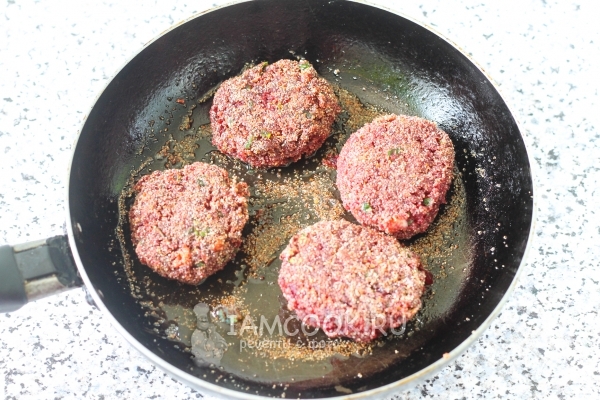 Пожарить котлеты