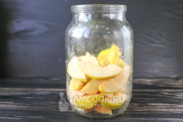 Уложить айву в банку