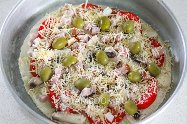 Положить на тесто начинку