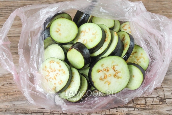 Положить баклажаны в пакет