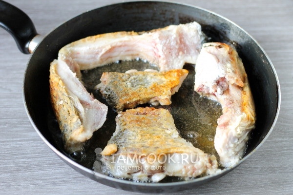 Обжарить рыбу на сковороде