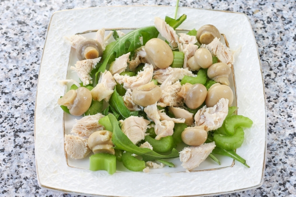 Положить грибы