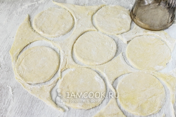 Вырезать из теста кружочки