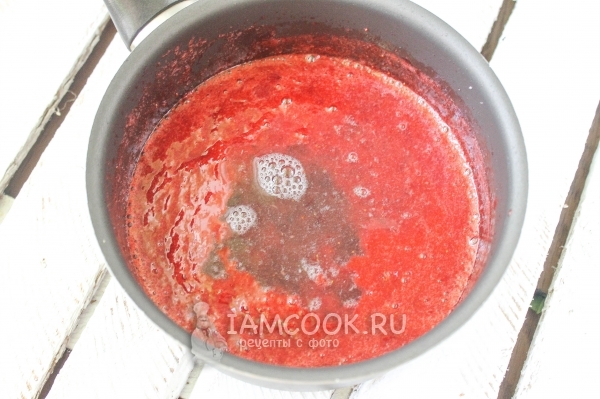 Влить желатин к клубнике