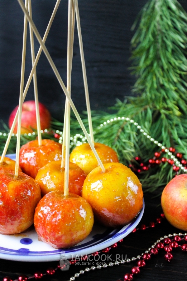 Фото яблок в карамели на палочке