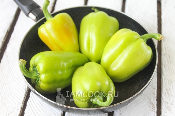 Положить перцы на сковороду