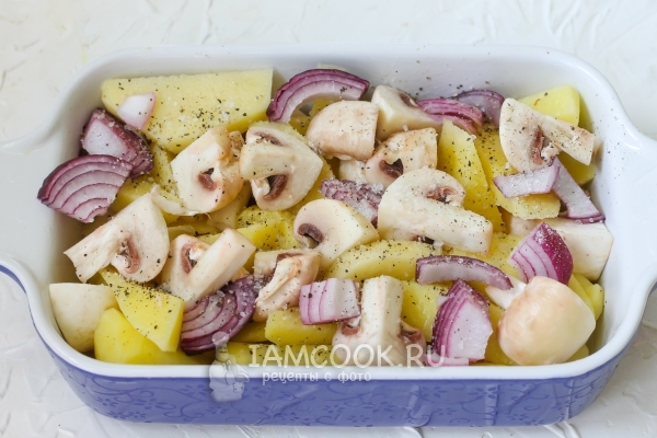 Посыпать овощи и грибы солью со специями