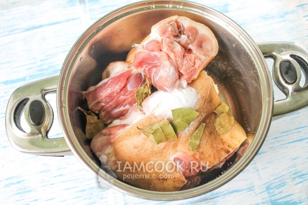 Положить в кастрюлю рульку, соль и лавровый лист