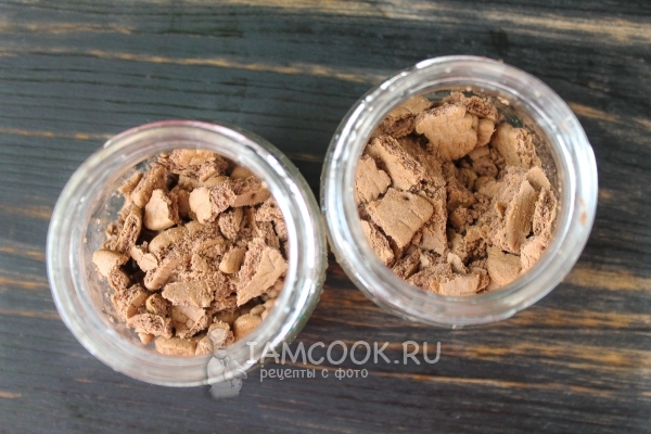 Положить в баночки печенье