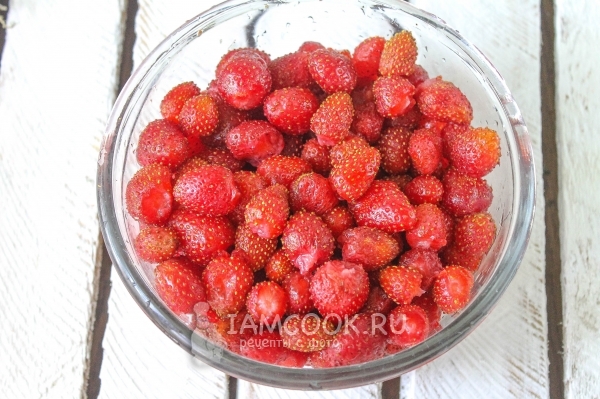 Помыть клубнику