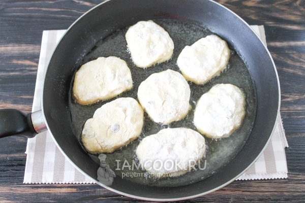 Положить сырники на сковороду