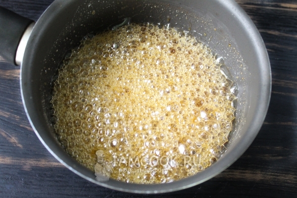 Нагреть воду с сахаром