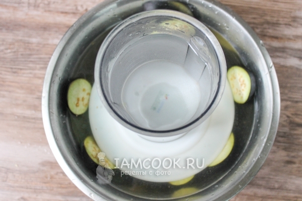 Влить кипяток и поставить гнет