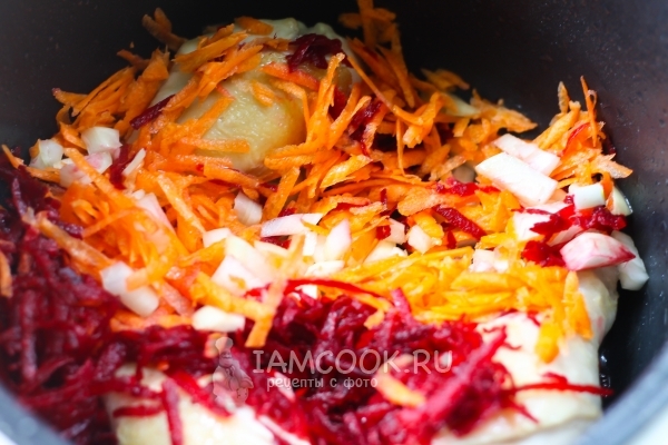 Положить к мясу овощи