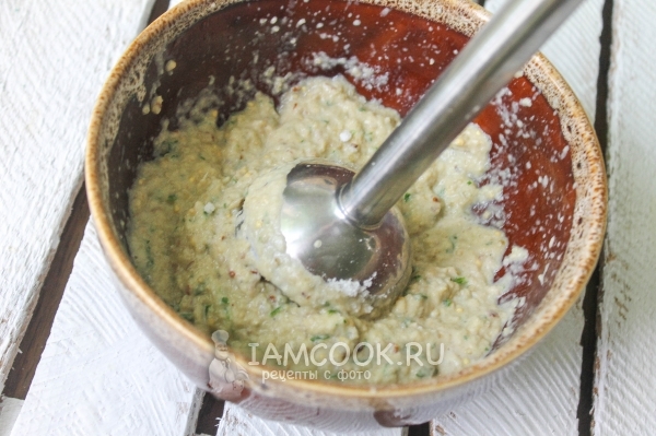 Измельчить орехи с зеленью и майонезом