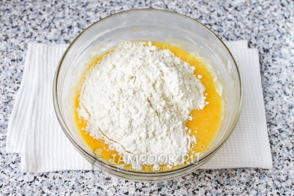 Всыпать муку и разрыхлитель