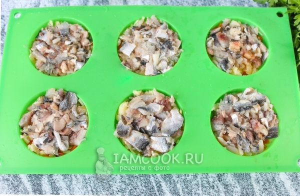 Положить слой рыбы