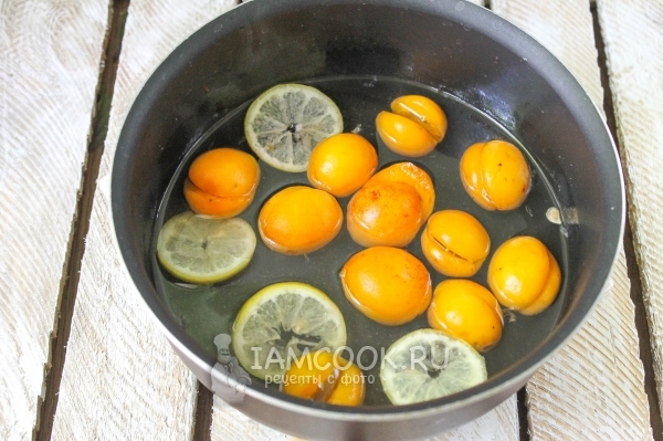 Томим абрикосы на огне