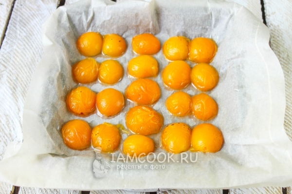 Выложили абрикосы на противень